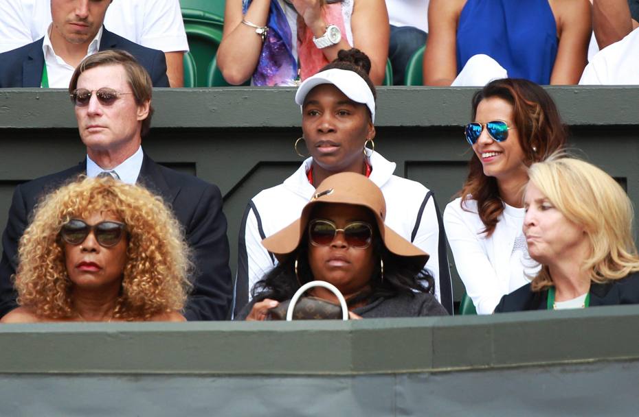 Venus segue in tribuna la partita della sorella Serena (Epa)